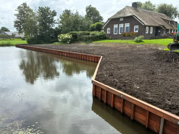 Leveren en aanbrengen hardhouten beschoeiing inclusief baggerwerkzaamheden